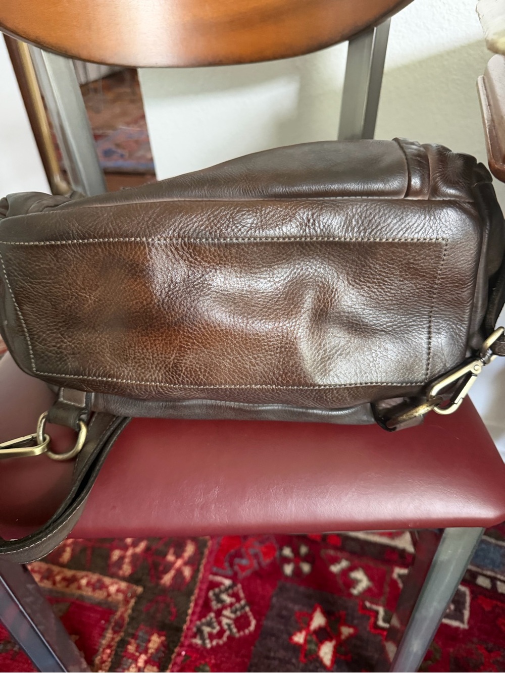 Vintage-Inspired Brown Leather Shoulder Bag - Picture 13 of 13